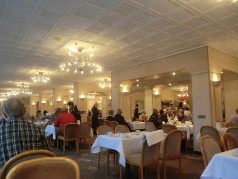 Frühstücksrestaurant wirkt wie im Ost Block Hotel Wyndham Garden Lahnstein Koblenz Hotel