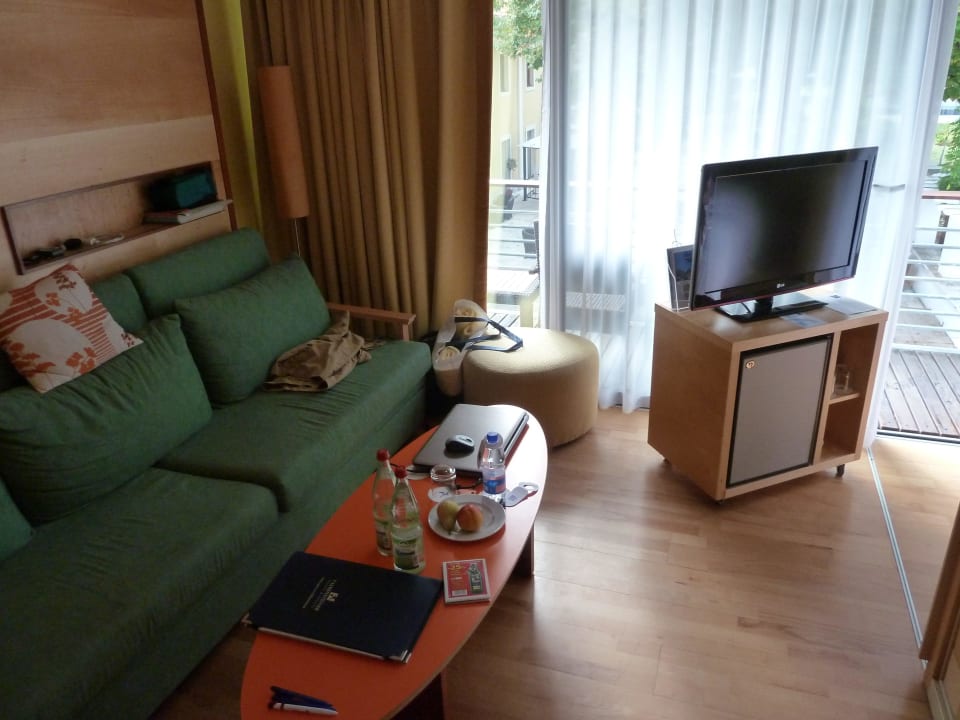 Wohnbereich mit drehbarem TV-Tisch Falkensteiner Hotel Adriana