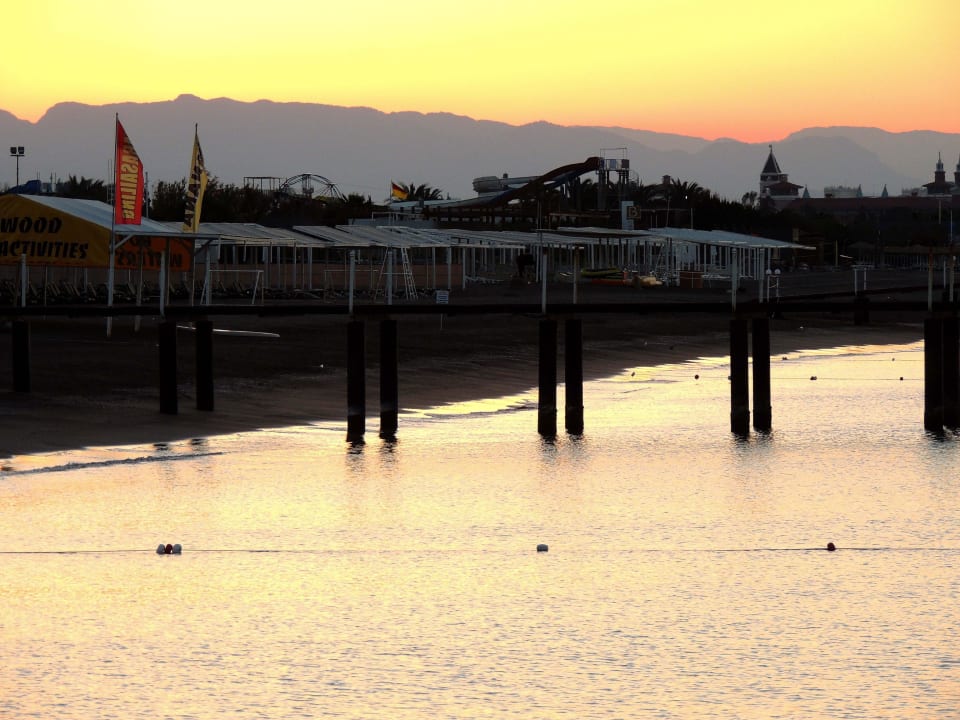 Strand bei Sonnenaufgang Limak Lara Deluxe Hotel & Resort