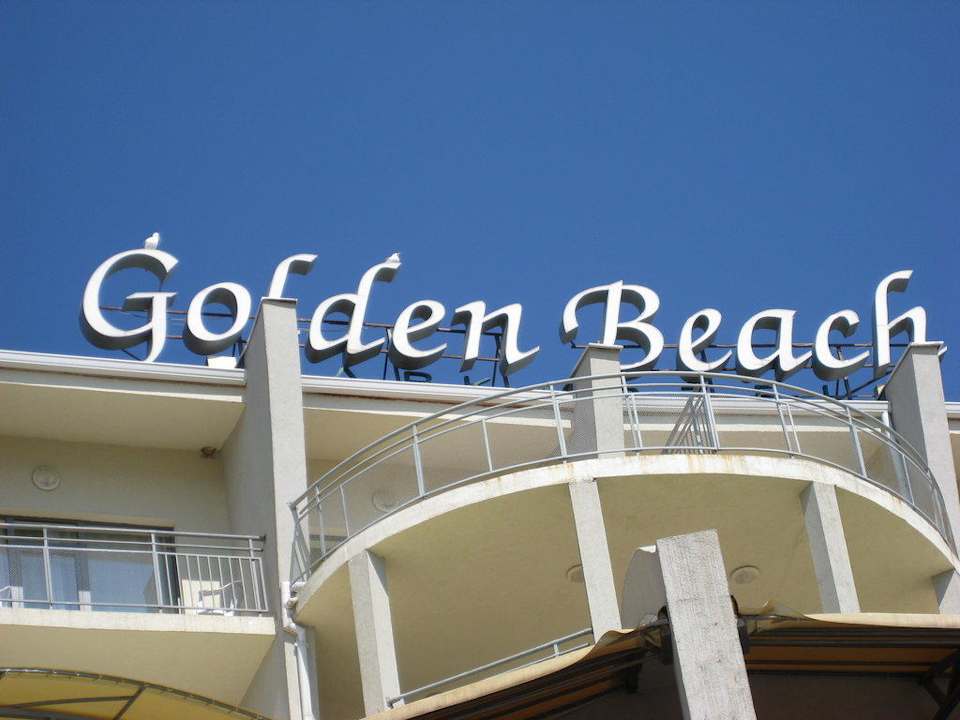 Widok na hotel z lezakow przy basenie Park Hotel Golden Beach