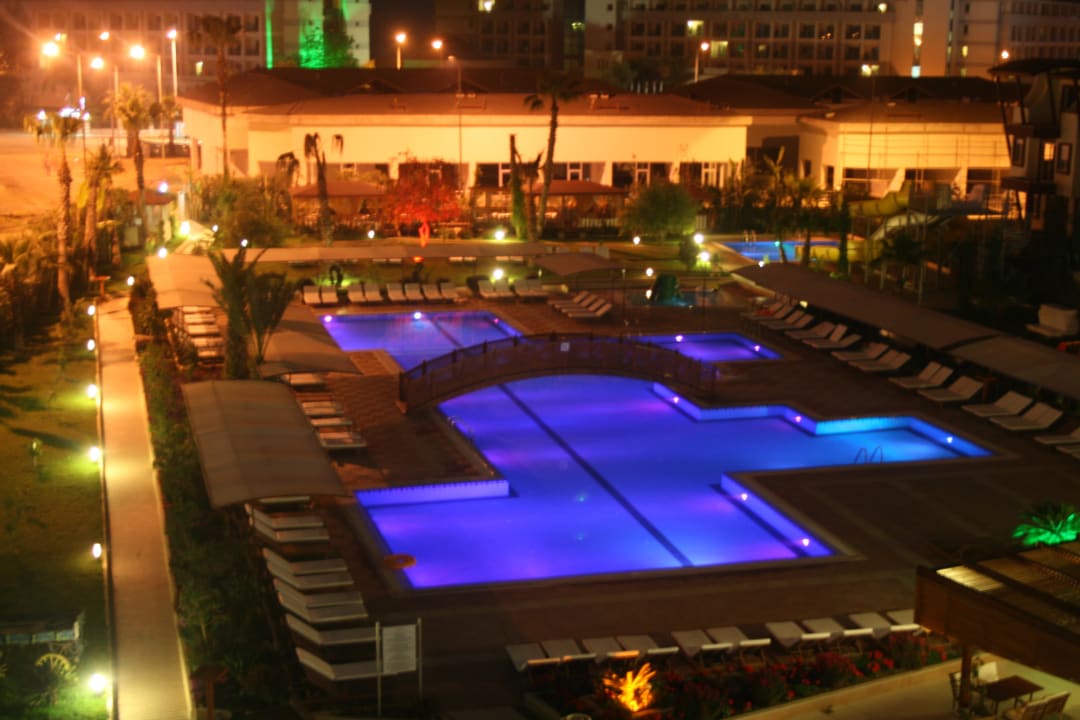 Zwembad in de avond Hotel Sidekum