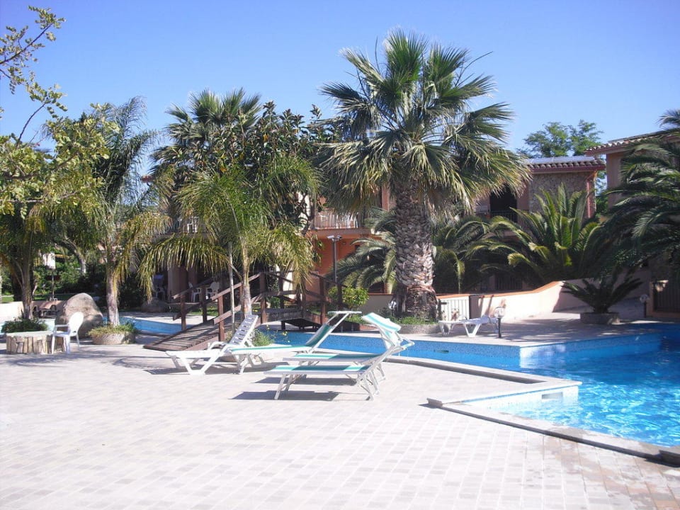 Pool in der gepflegten Anlage des Green Village Hotel Green Village Resort