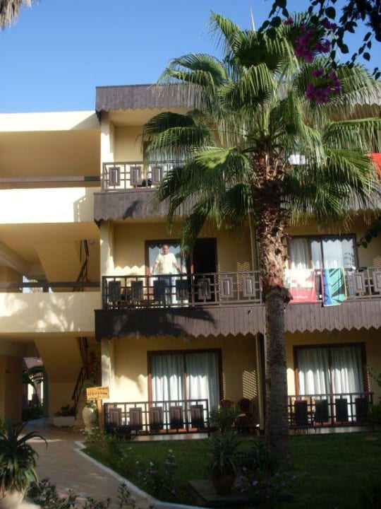 Eins der zahlreichen Bungalowgebäude Hotel Paradis Palace