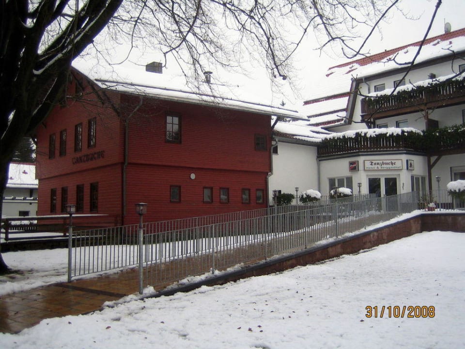 Alter Gasthof - Hotel im Hintergrund Und Berggasthof Tanzbuche