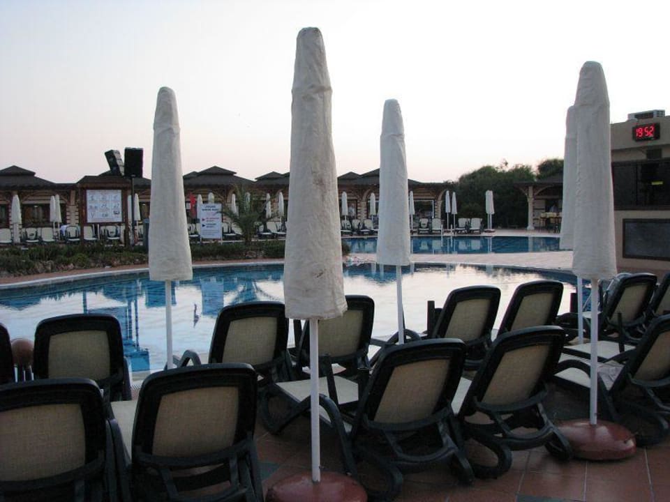 Poolanlage am Abend Ali Bey Club