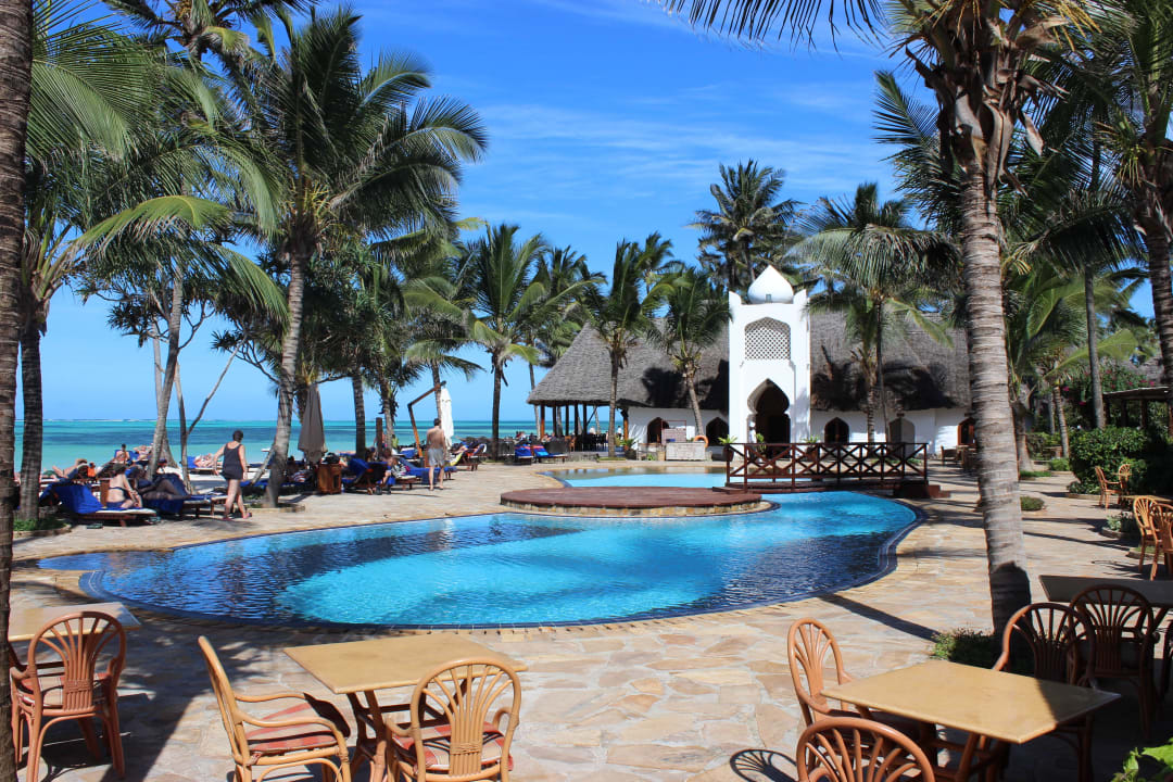 Blick vom Restaurant auf den Pool  Sultan Sands Island Resort & Spa