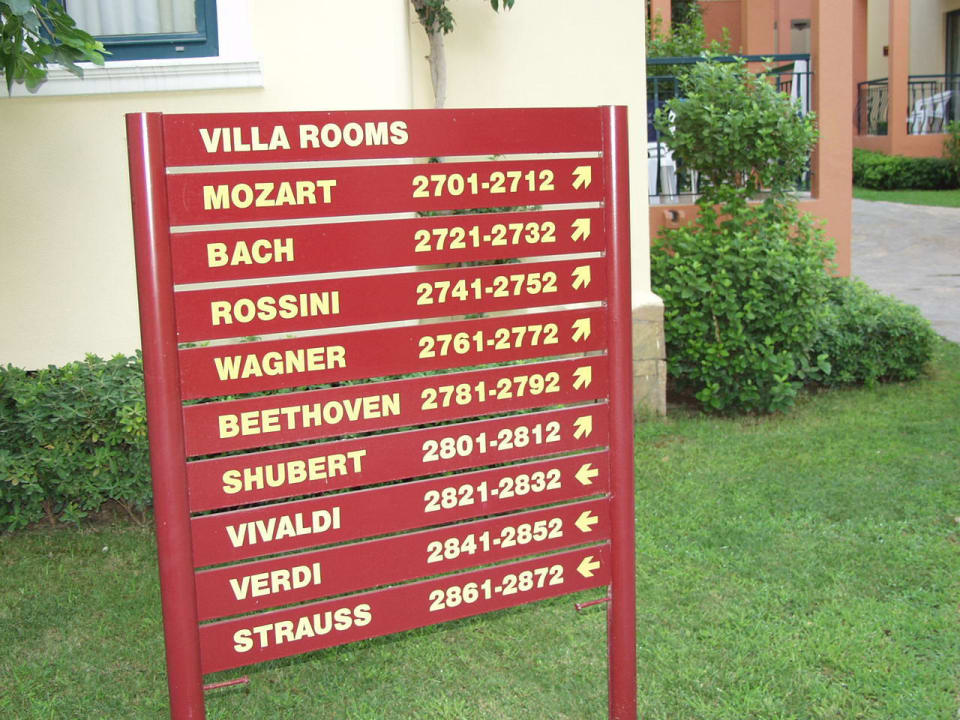 Wegweiser zu den Villen Miramare Queen Hotel