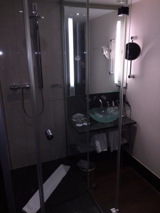 Dusche und Waschbecken Flemings Hotel Wien-Stadthalle