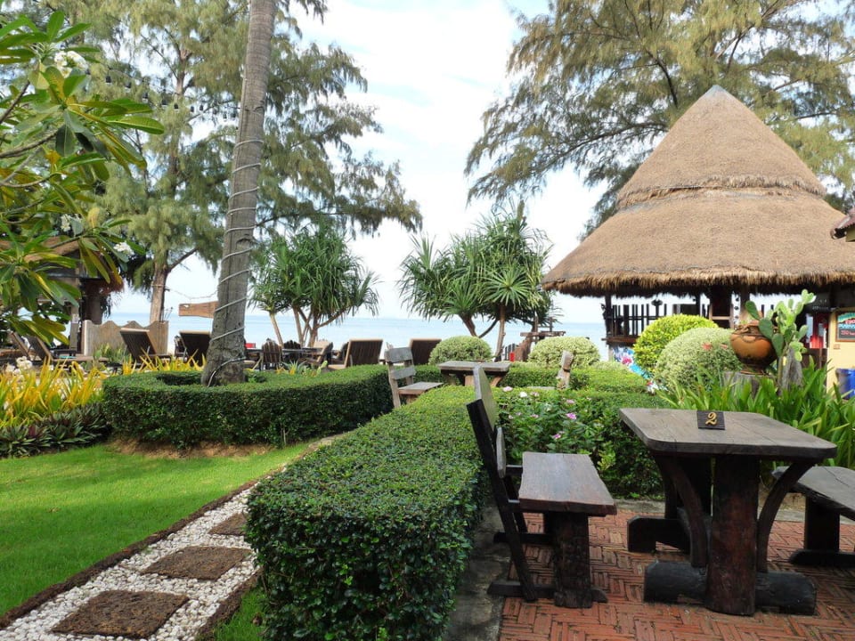 Blick zum Meer und Bar Hotel Lanta Castaway Resort