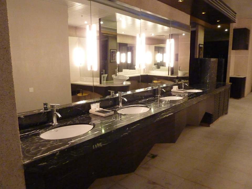 Öffentliche Toilette in der Lobby Hotel Chateau Regency