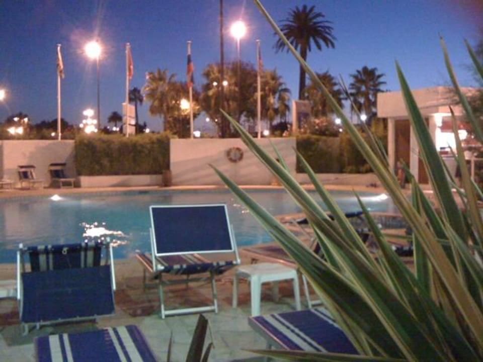 Hinter der Mauer lliegt eine größere Straße Hotel Park Inn Nice