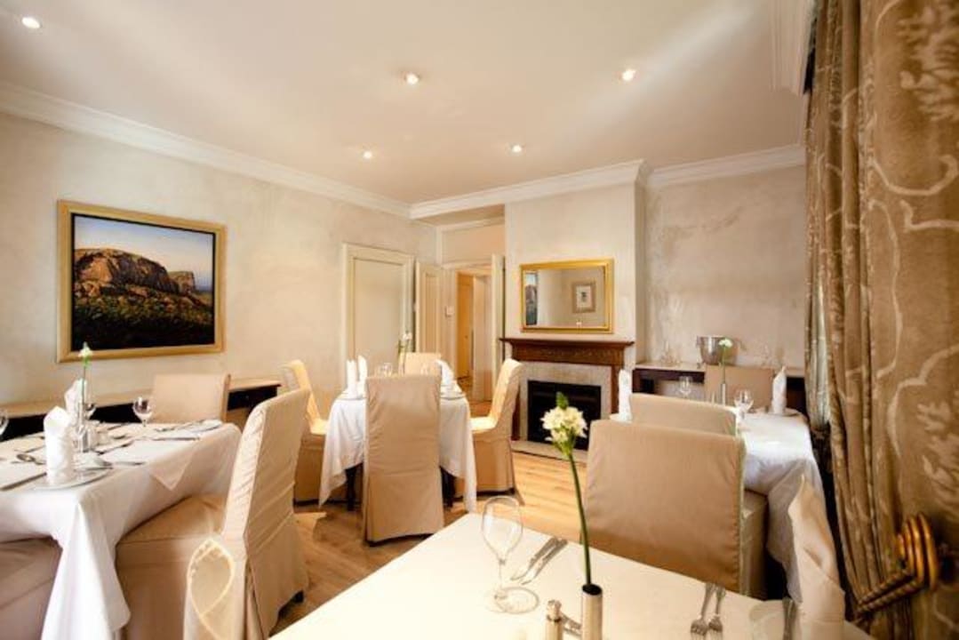 Dinning room Villa 10 2nd Avenue Houghton Estate