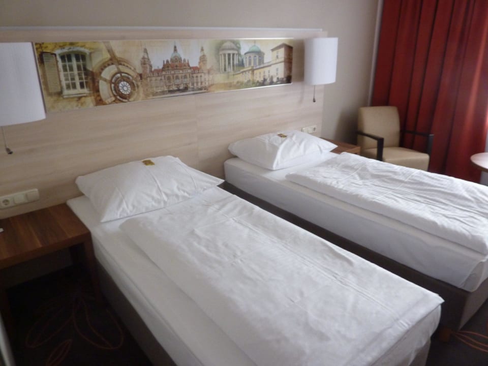 Hannover Skyline über dem Bett H+ Hotel Hannover