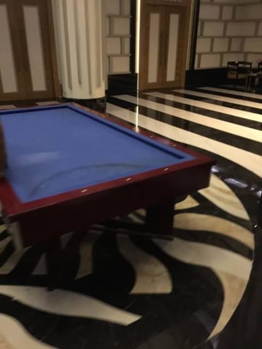 Billardtisch verschmutzt  LRS Port River Hotel & Spa