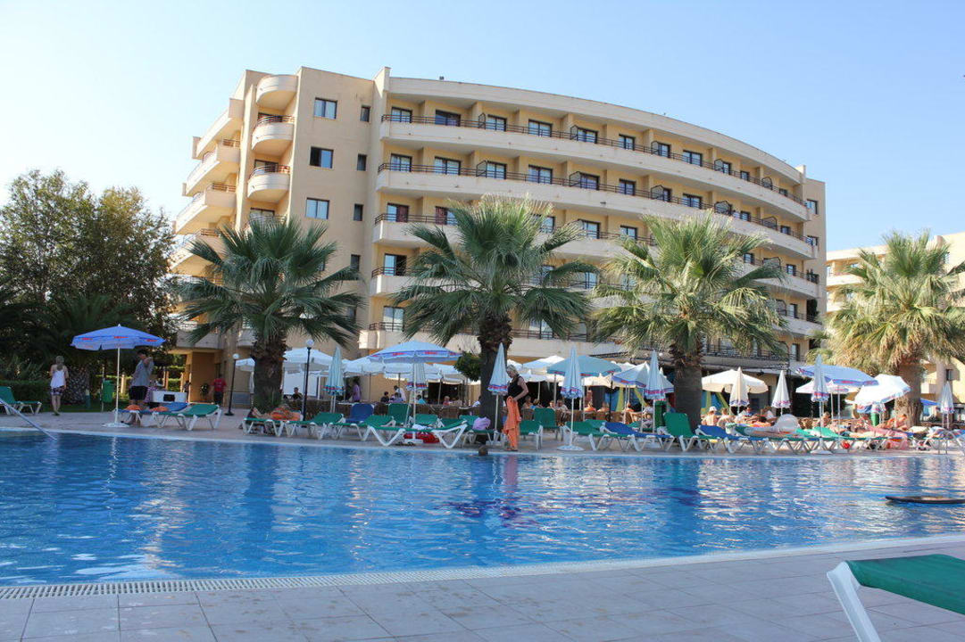 Ansicht vom Liegestuhl auf das Hotel allsun App.-Hotel Orient Beach