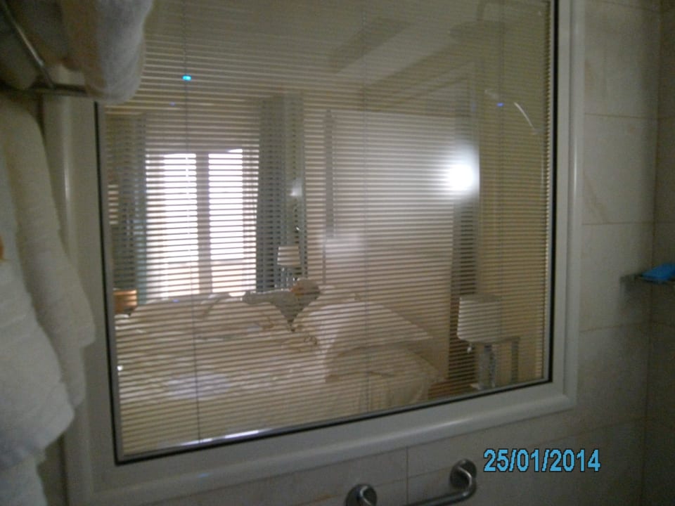 Badezimmerfenster mit Rollo Alexander The Great Beach Hotel