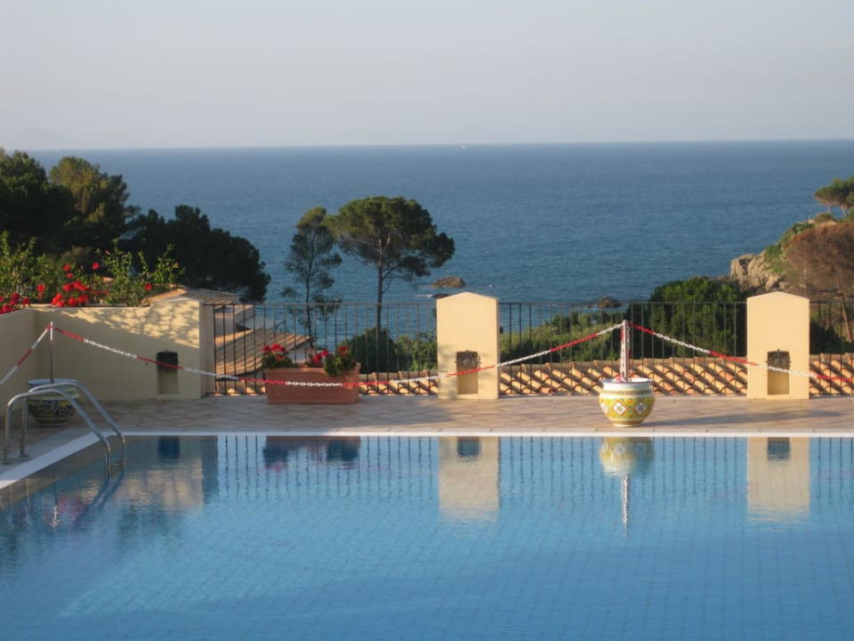In die unendliche Weite des Meeres blicken Hapimag Resort Cefalù