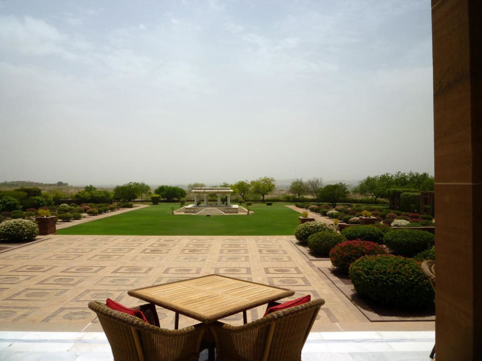 Blick vom Frühstücksbereich in den Garten Hotel Umaid Bhawan Palace