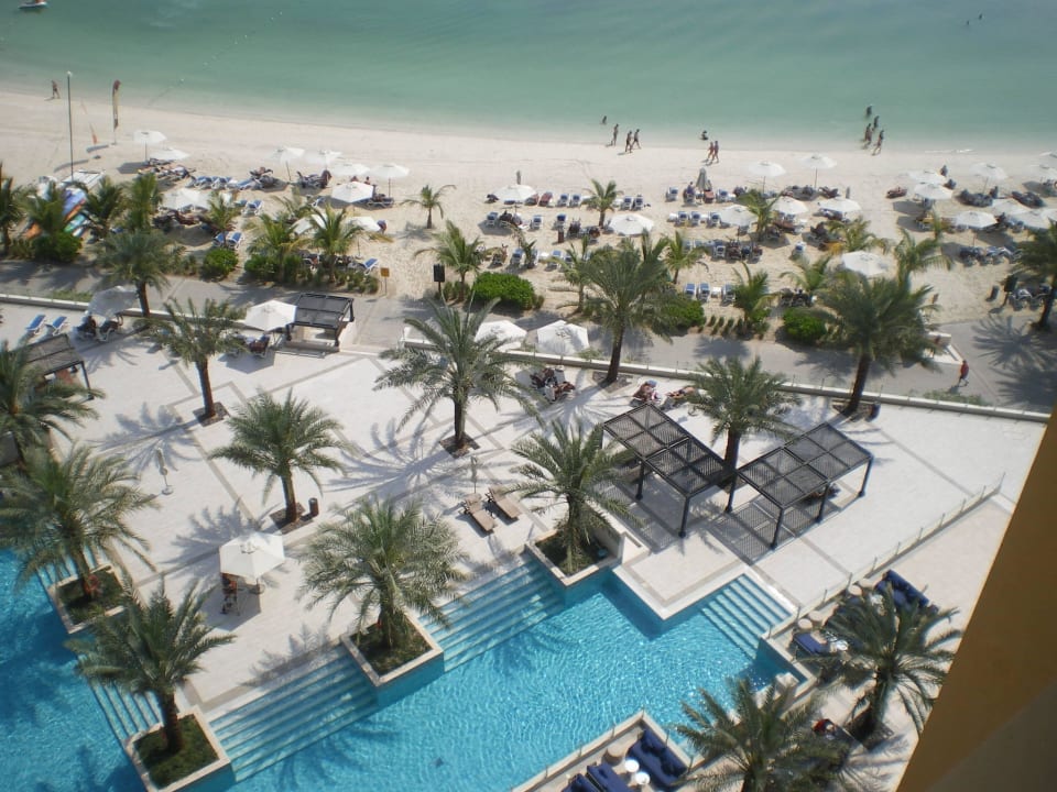 Blick vom Pool (Hauptgebäude)zum Meer DoubleTree by Hilton Resort & Spa Marjan Island