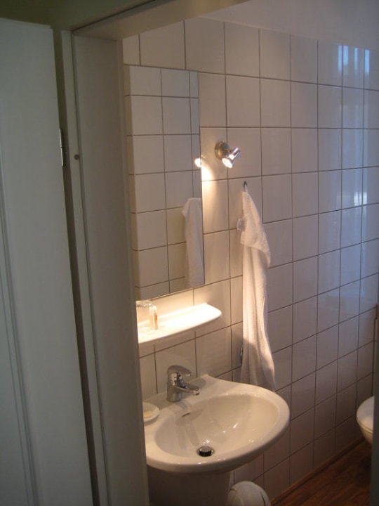 Ein Blick in das Badezimmer mit Waschbecken Hotel Imperial Binz