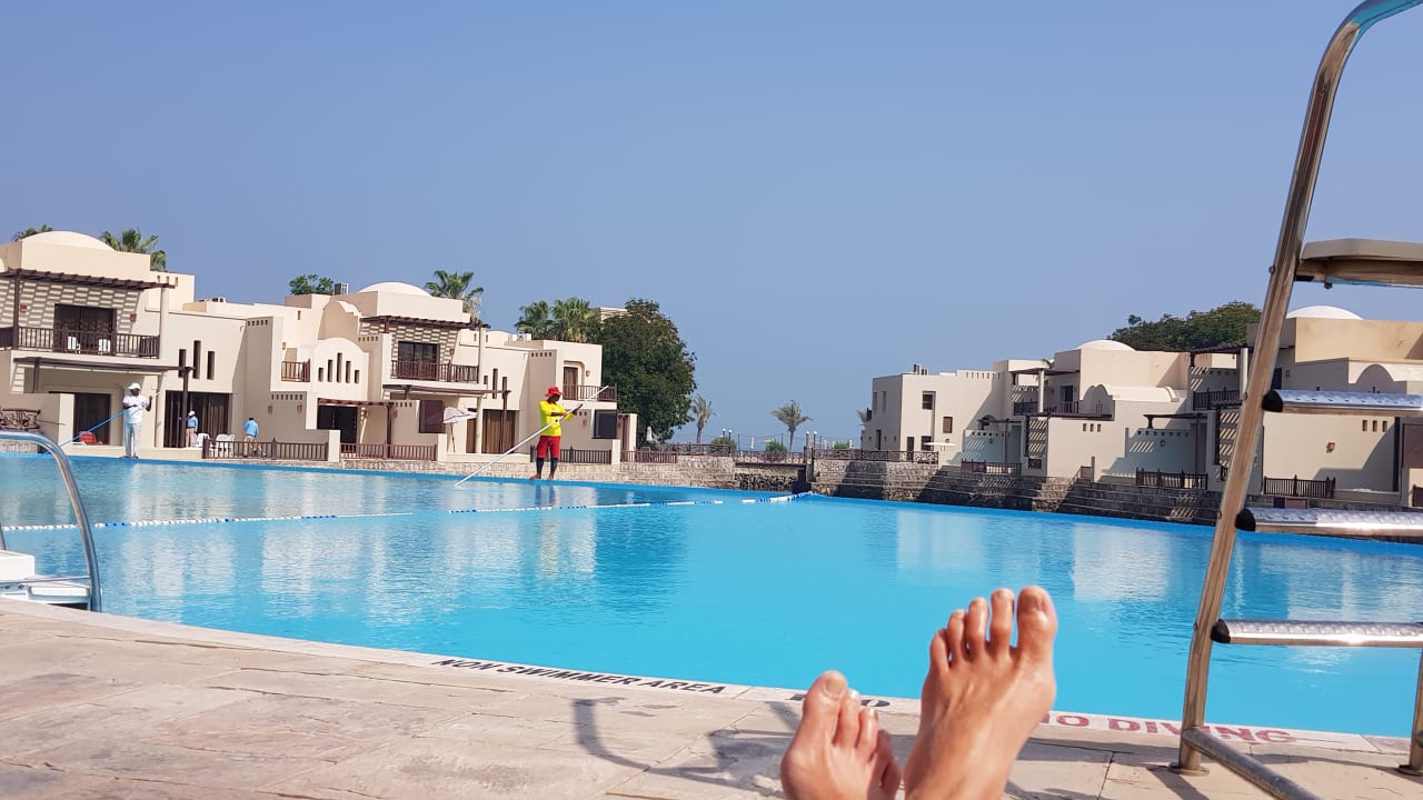 Pool The Cove Rotana Resort