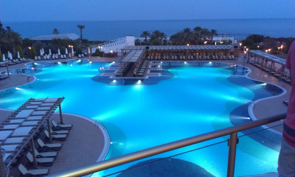 Blick auf die abendliche Pool-Landschaft Arcanus Hotels Sorgun