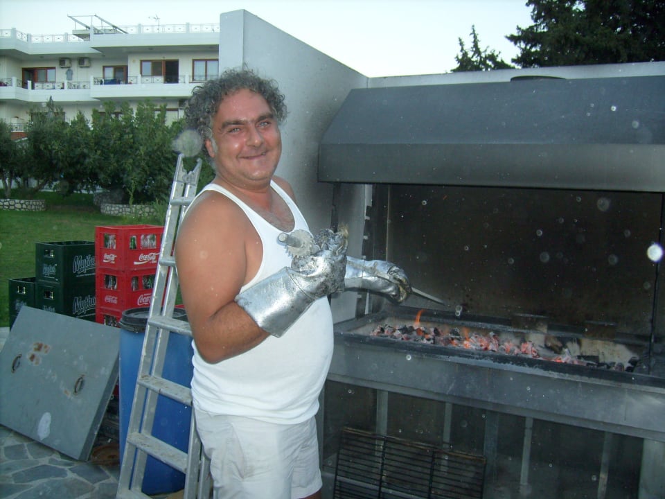 Und der Arme muss für uns grillen Hotel Helena Christina