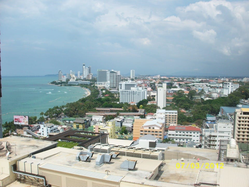 Blick zum Meer und Nordpattaya Hotel Vtsix Condo Service at View Talay Condo Pattaya