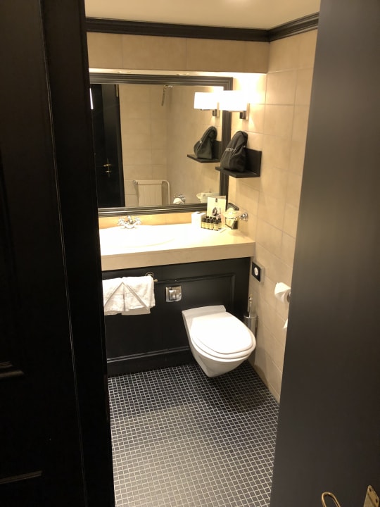 Blick auf das Bad vom kleinen Flur Hotel Rotary Geneva