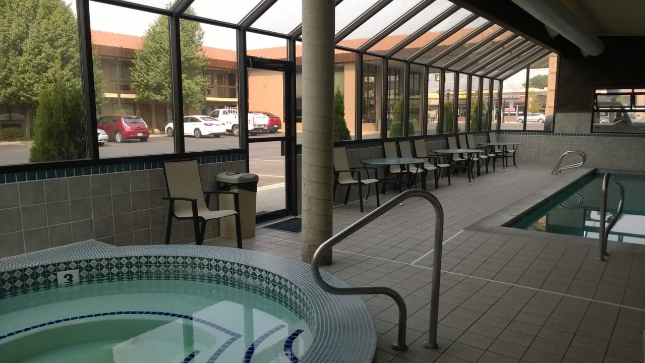 Pool Days Inn & Suites Logan
