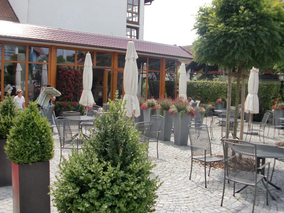 Tische vor dem Eingang zum Kaffee trinken Hotel Fürstenhof Bad Griesbach