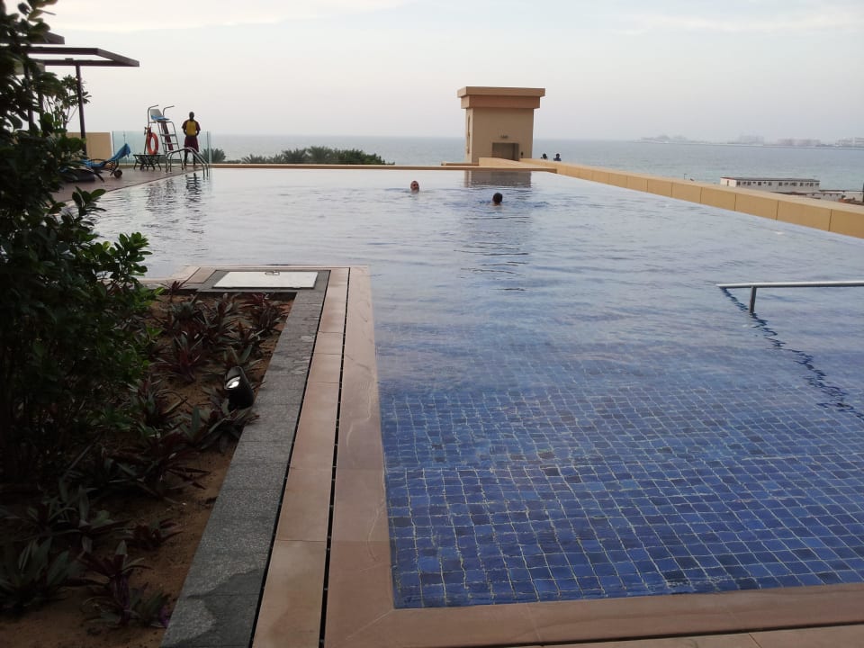 Der Pool mit Blick aufs Meer JA Ocean View Hotel