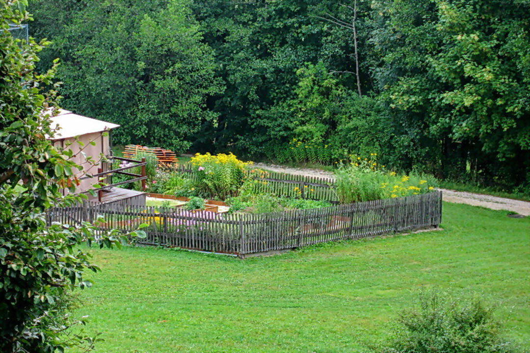 Kräutergarten, links:  Massagepavillion Aldiana Club Ampflwang