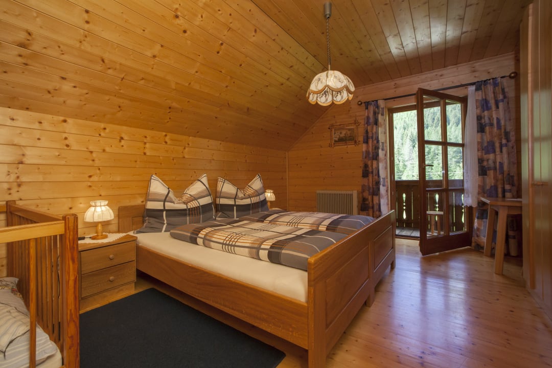 Schlafzimmer mit Kinderbett Familienalmhaus Gasser