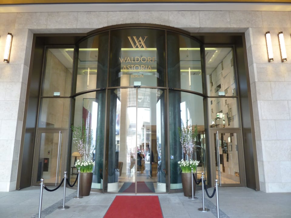 Hoteleingang  Waldorf Astoria Berlin