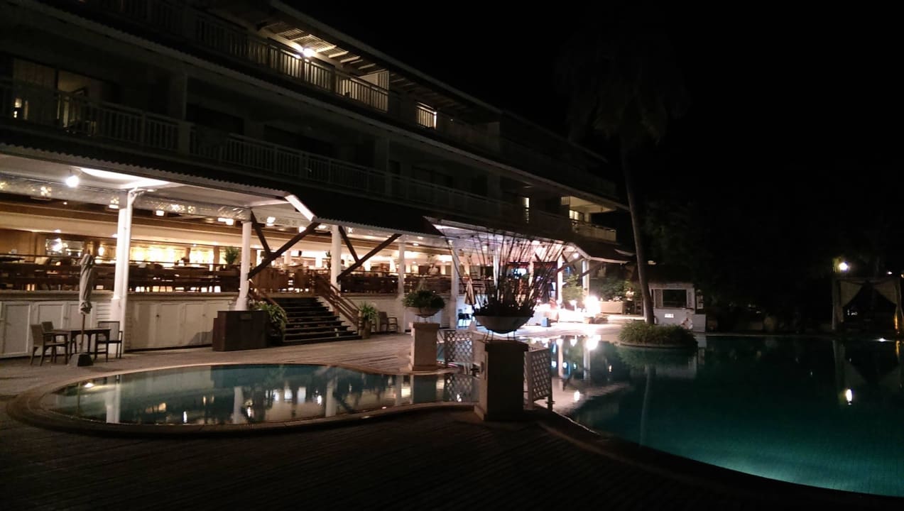 Pool am Abend Cape Panwa Hotel