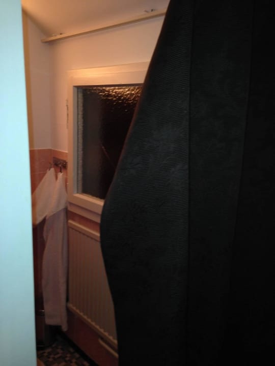 Alter Vorhang statt Tür zum Bad Hotel Sternen - Anno 1769