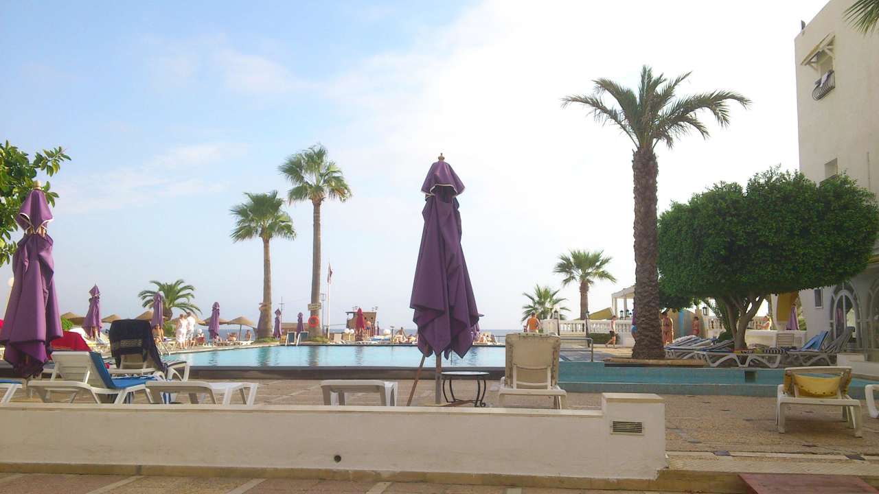 Vorne Pool und hinter mir Lobby Alassio Hotel and Thalasso