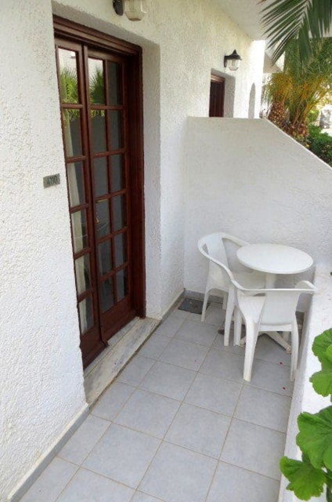 Wenig einladend: Terrasse Sentido Kyknos Beach Adults Only 16+