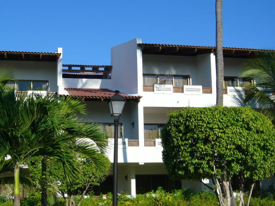 Einer von mehreren 2-stöckigen Wohnkomplexen Occidental Punta Cana