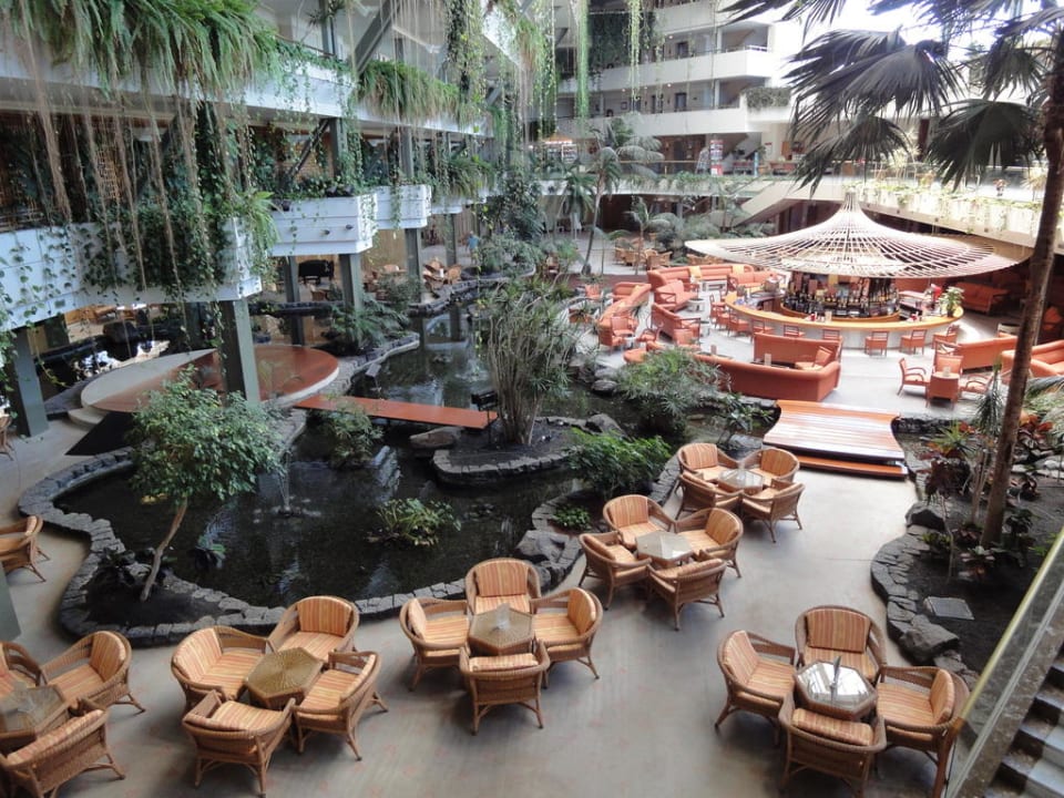 Aufenthaltsanlage mit Bar und Wasseranlage Hotel Grand Teguise Playa