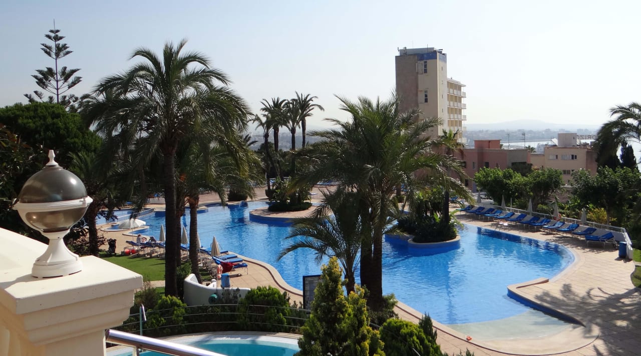 Ausblick auf Pool und Bucht  GPRO Valparaiso Palace & Spa