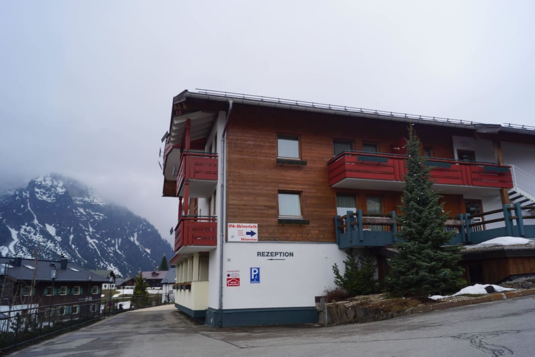 Hotel von der Seite & von außen IFA Alpenrose Hotel Kleinwalsertal