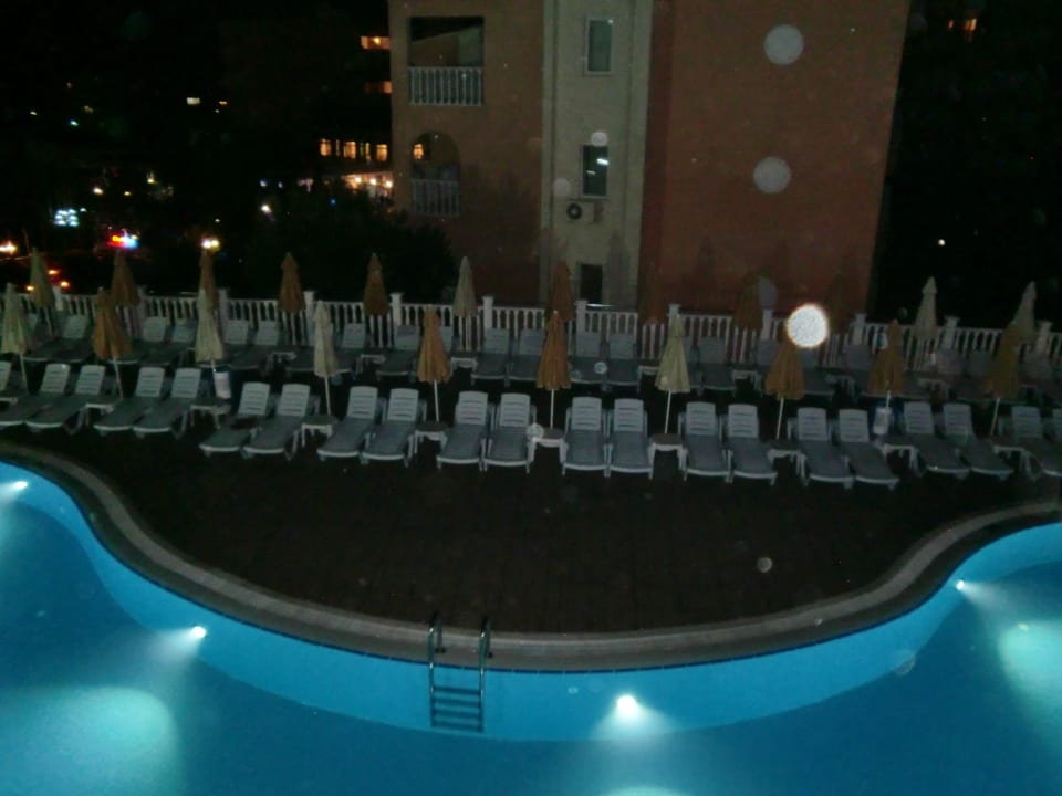Ein Pool bei Nacht Hotel Club Paradiso