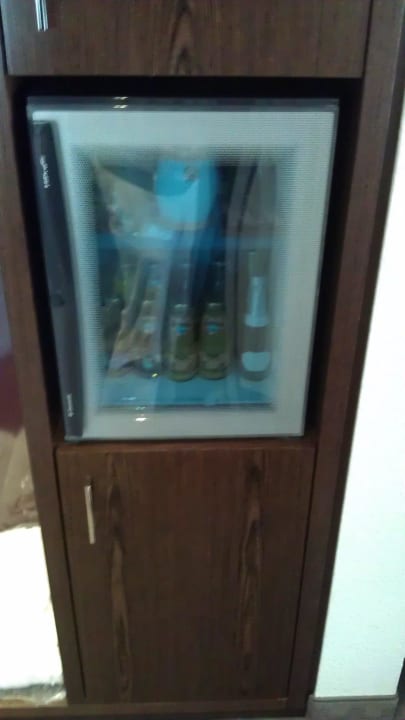 Minibar, darunter eingebauter Safe Ramada Nürnberg Parkhotel