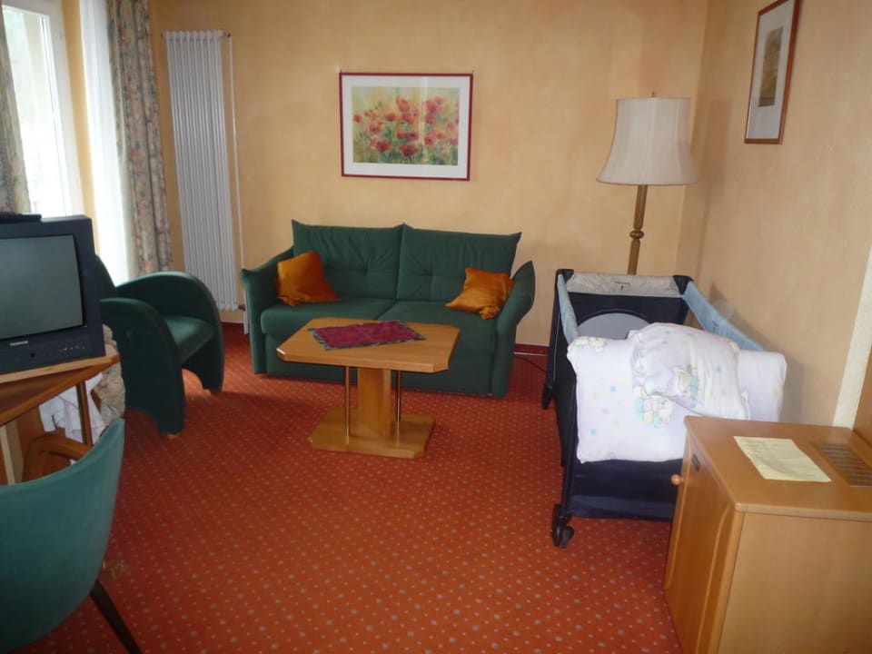 Sitzecke und Babybett Waldhotel am Notschreipass