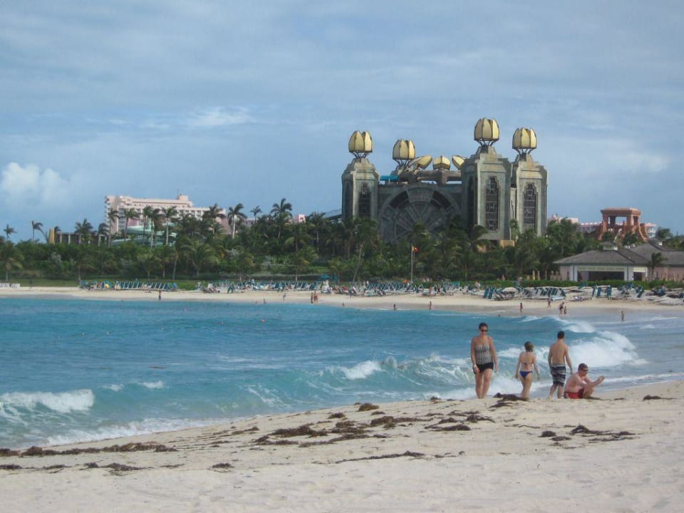 Am Strand vom Atlantis Hotel Atlantis Paradise Island Resort