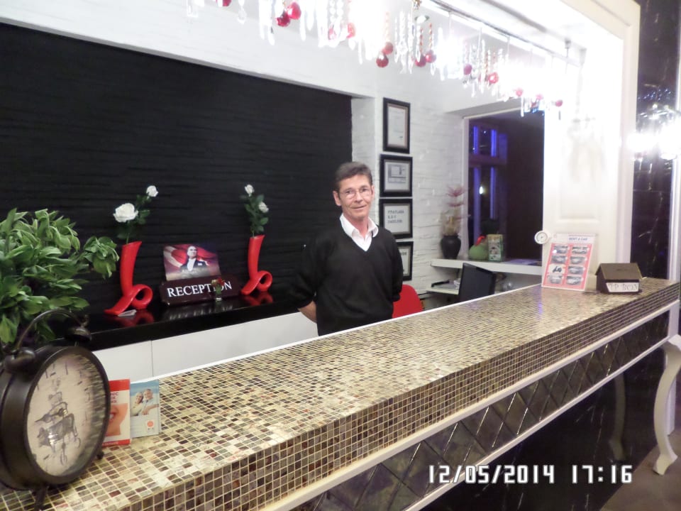 Ein super Rezeptionist -So freundlich und fleissig Hatipoglu Beach Hotel