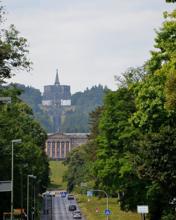 Ausblick-von der Wilhelmshöher Allee zum Bergpark Kurparkhotel Bad Wilhelmshöhe
