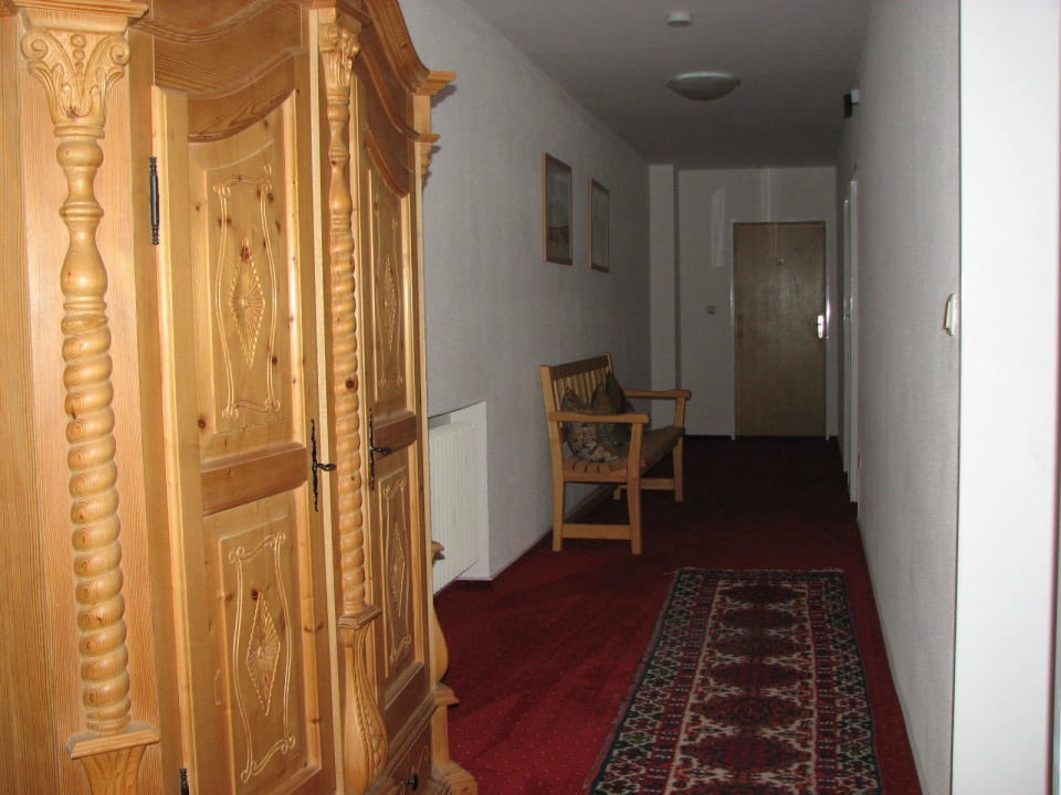 Der Flur vor dem Zimmer geschmackvoll geschmückt Hotel Gondel